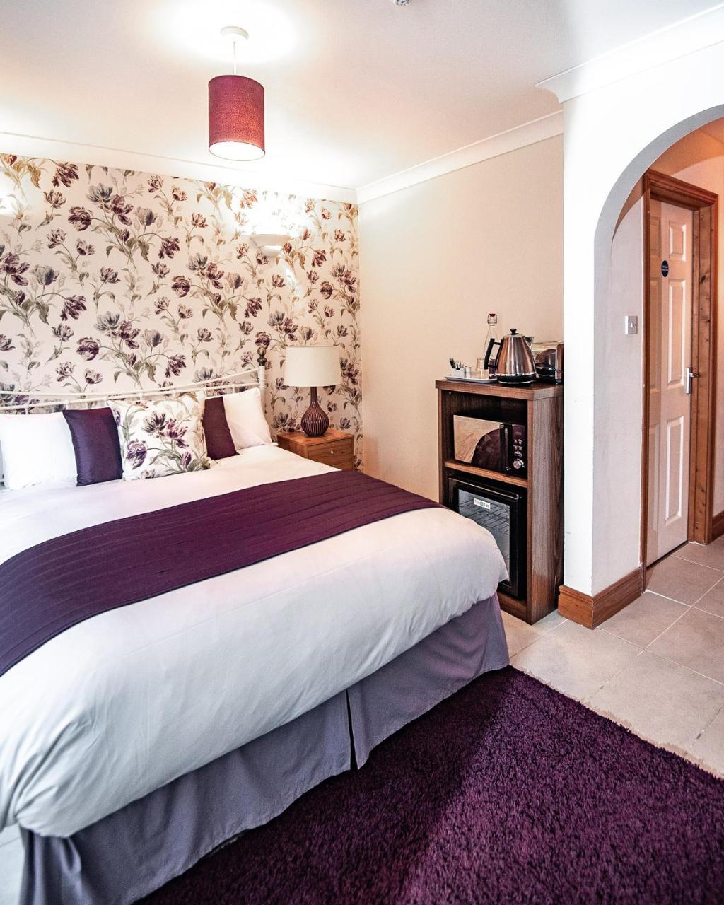 Trivelles Waterhall Country Gatwick Hotel & Airport Parking Crawley  Exterior photo