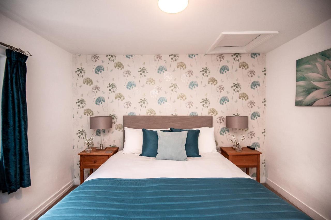 Trivelles Waterhall Country Gatwick Hotel & Airport Parking Crawley  Exterior photo