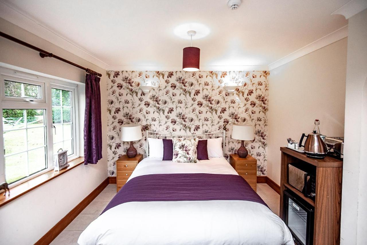 Trivelles Waterhall Country Gatwick Hotel & Airport Parking Crawley  Exterior photo