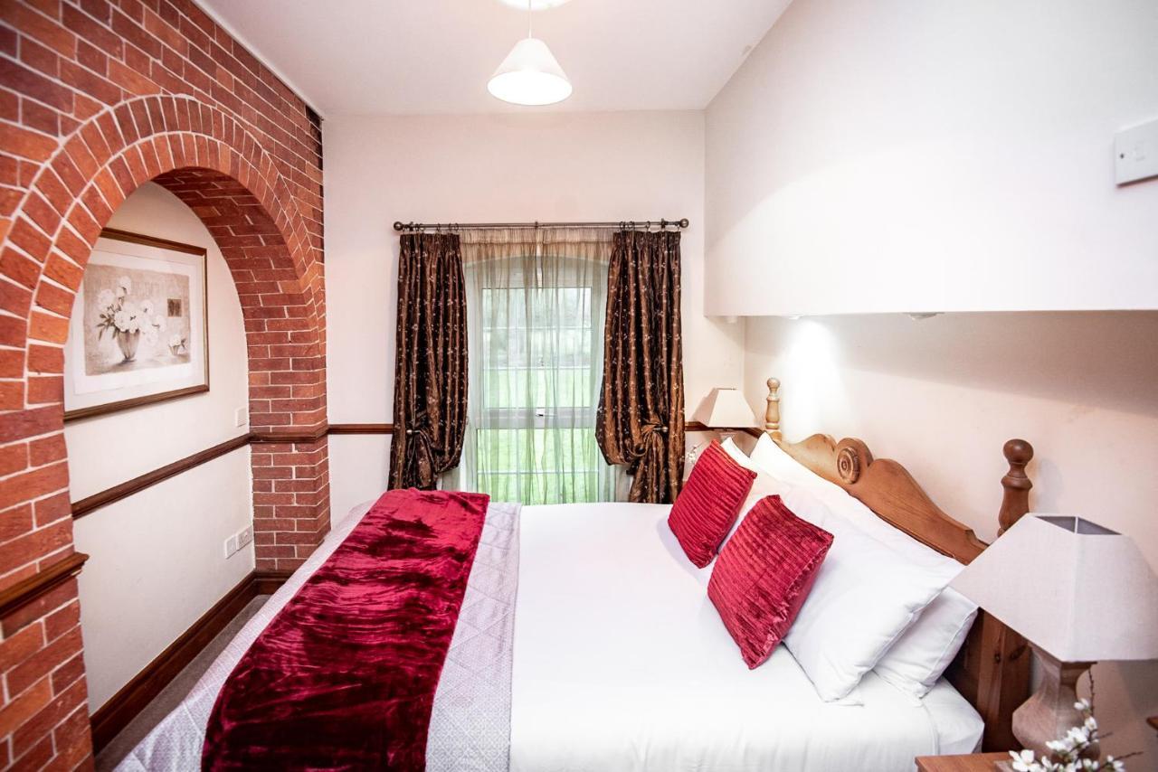 Trivelles Waterhall Country Gatwick Hotel & Airport Parking Crawley  Exterior photo