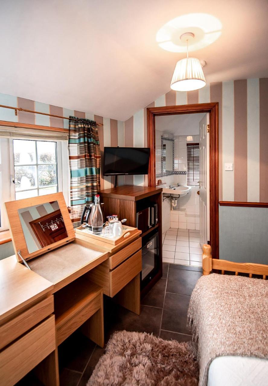 Trivelles Waterhall Country Gatwick Hotel & Airport Parking Crawley  Exterior photo