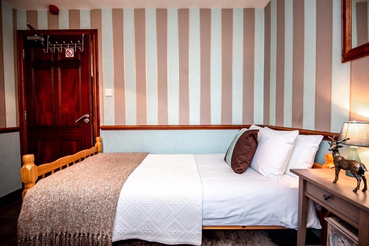 Trivelles Waterhall Country Gatwick Hotel & Airport Parking Crawley  Exterior photo