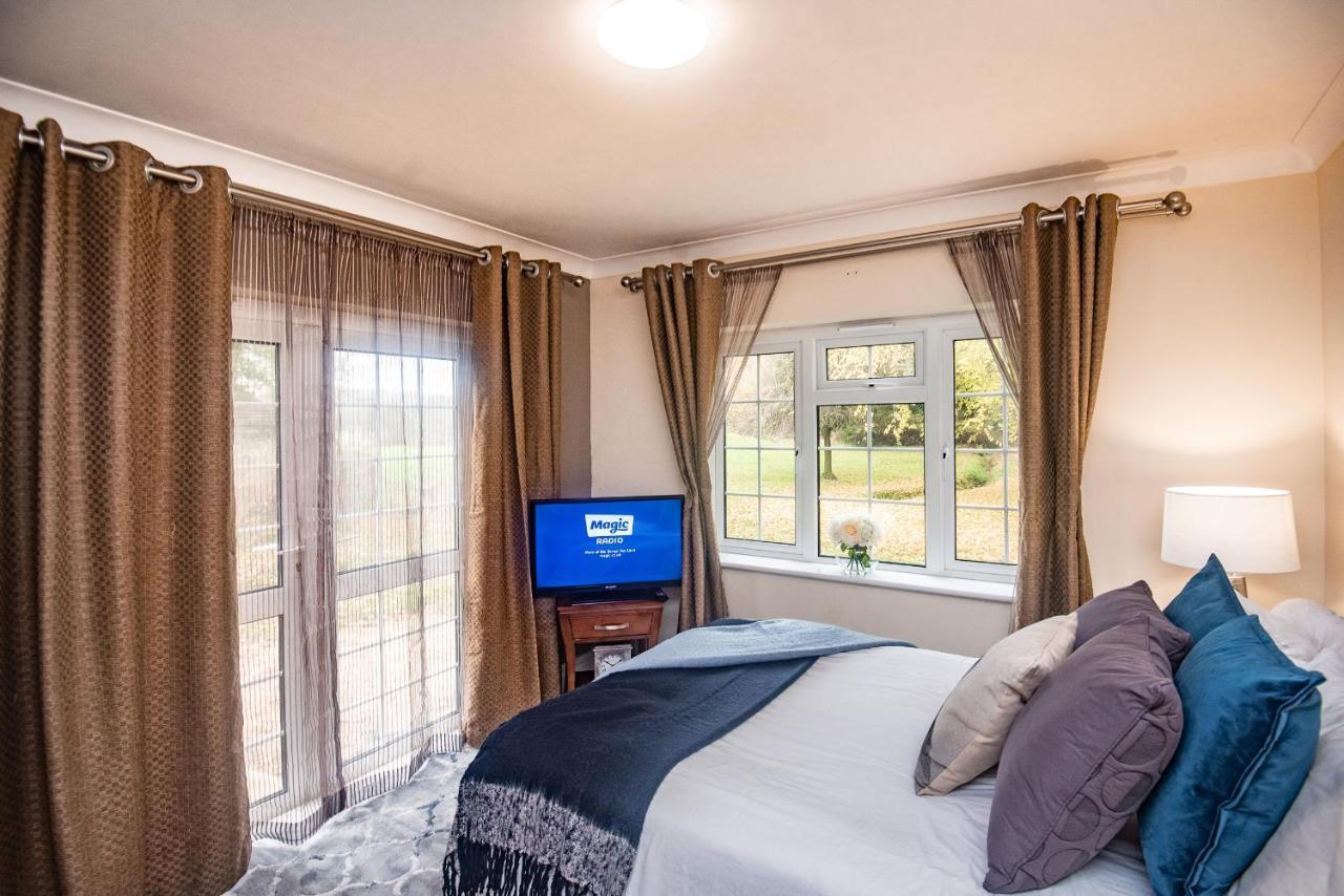 Trivelles Waterhall Country Gatwick Hotel & Airport Parking Crawley  Exterior photo
